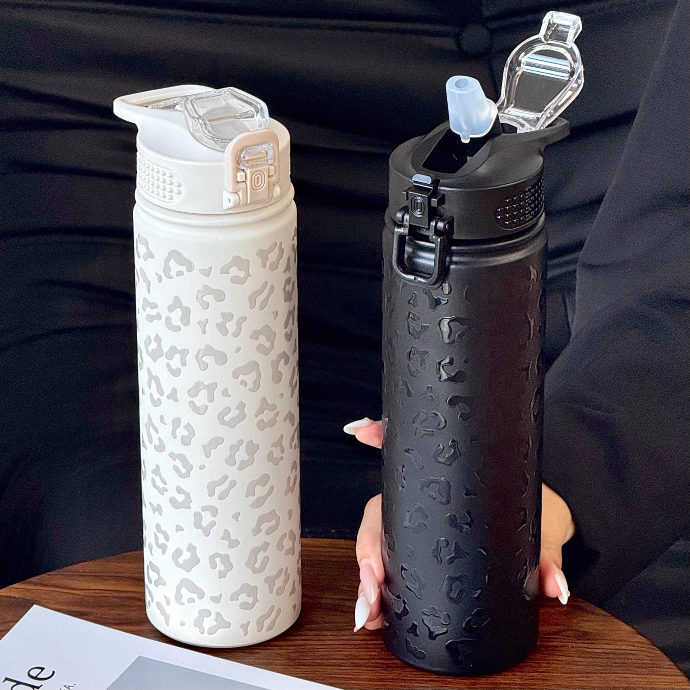 750ml ステンレス鋼断熱タンブラー ヒョウ柄ファッショナブル 漏れ防止フリップトップ 熱冷飲対応 お手入れ簡単 フィットネス / 旅行 / プレゼント用