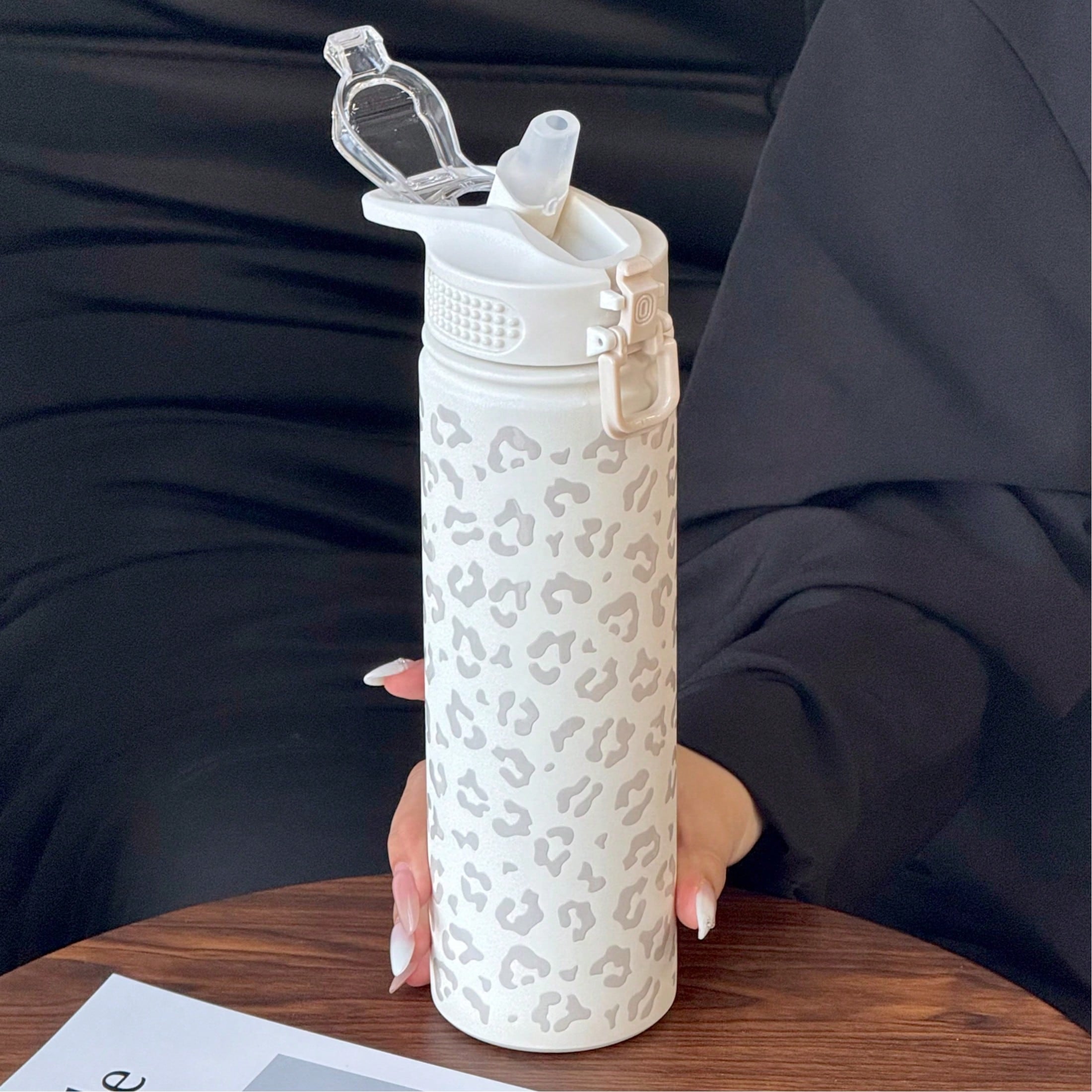 750ml ステンレス鋼断熱タンブラー ヒョウ柄ファッショナブル 漏れ防止フリップトップ 熱冷飲対応 お手入れ簡単 フィットネス / 旅行 / プレゼント用